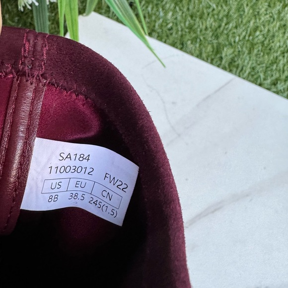 Stuart Weitzman
Stuart Stretch Suede Stiletto Booties pointed toe size 8
$595 - Picture 9 of 14